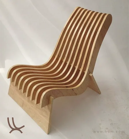 A slatted plywood lounge chair marked with the hōm symbol